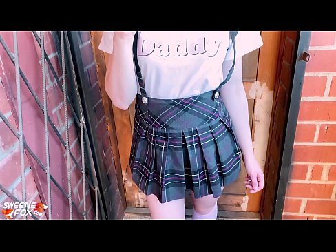 ❤️ Msichana wa shule Ananyonya Dick yake kwa kina na kutombana badala ya madarasa. ❌️